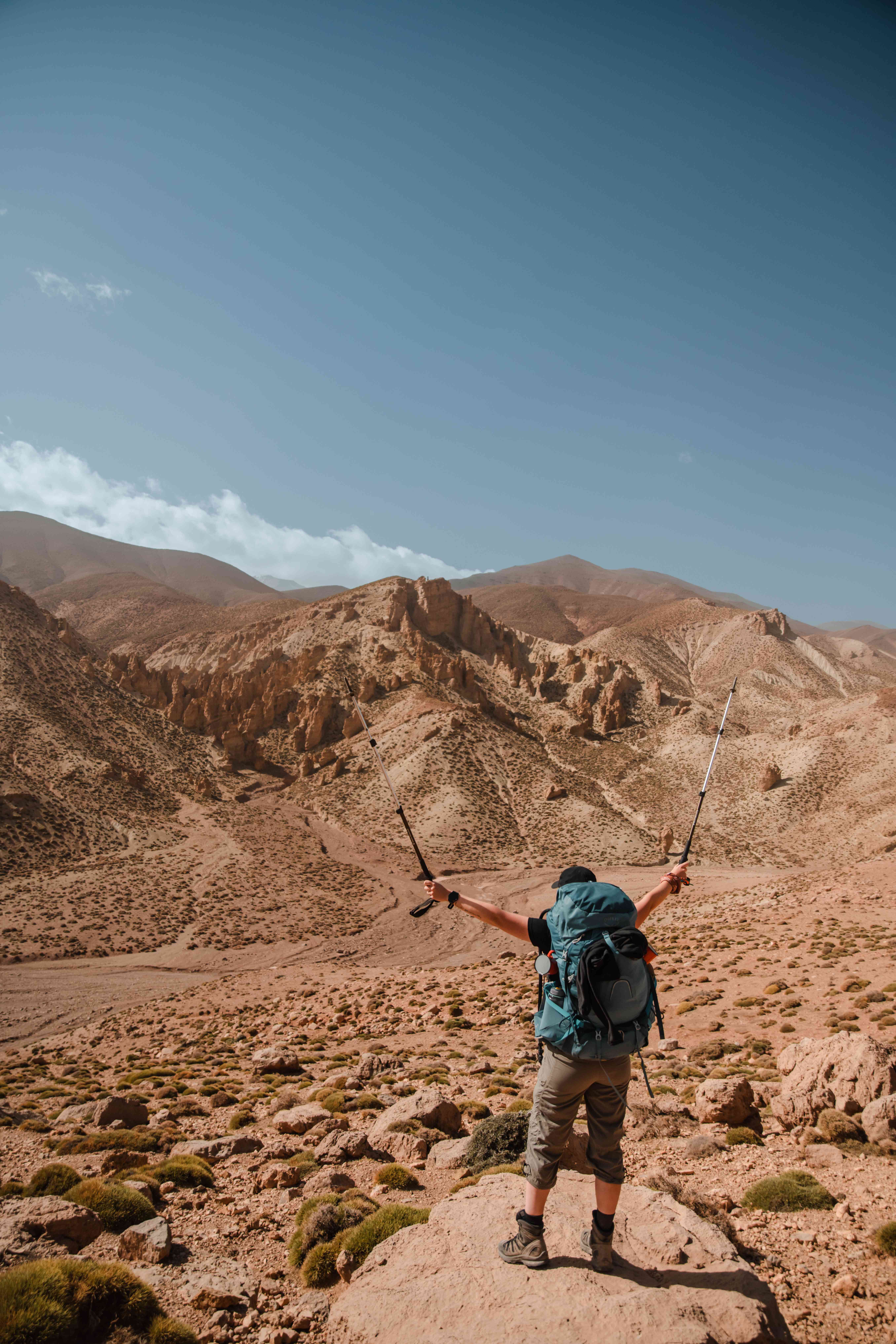 randonneur face à un paysage atlas marocain